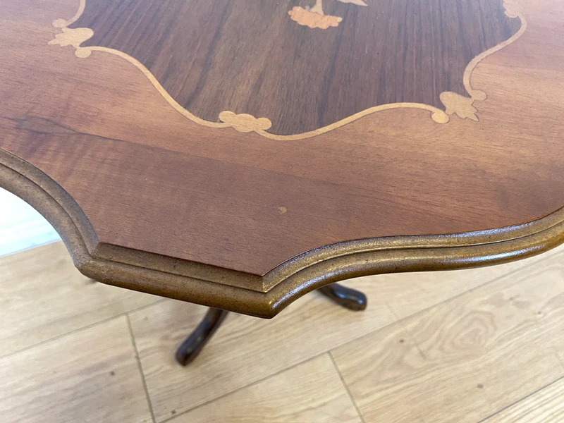 Hübscher Vintage Beistelltisch mit gedrechseltem Fuß und floralen Intarsien