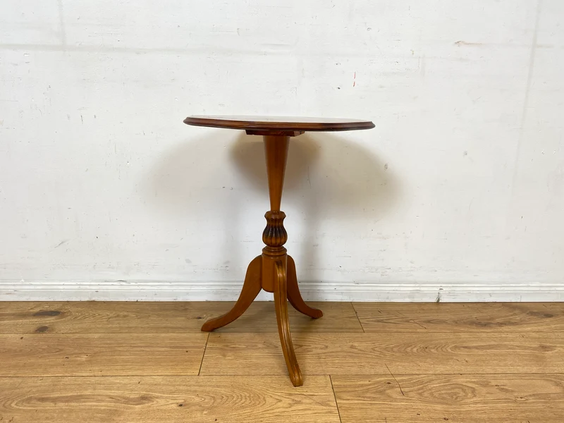 Sehr eleganter Vintage Beistelltisch mit fein gedrechseltem Mittelfuß