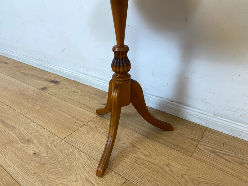 Sehr eleganter Vintage Beistelltisch mit fein gedrechseltem Mittelfuß