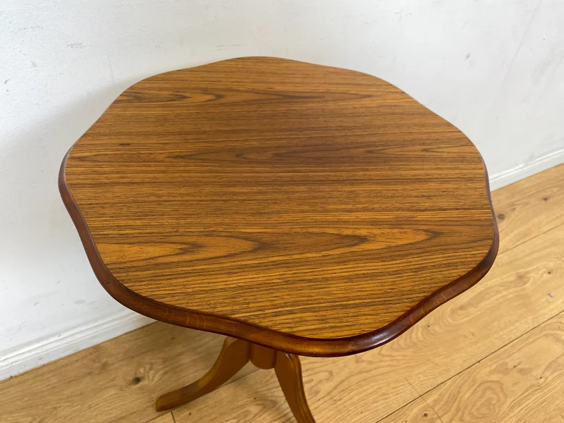 Sehr eleganter Vintage Beistelltisch mit fein gedrechseltem Mittelfuß