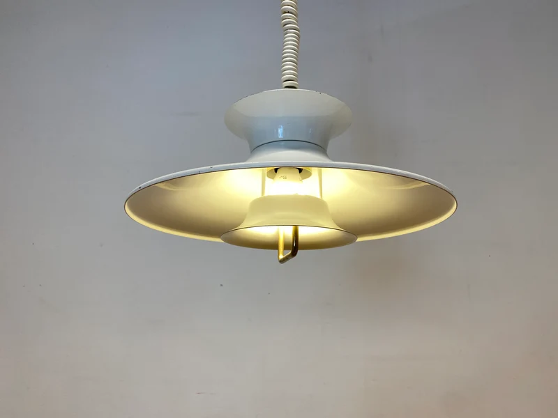 WMK I Schöne höhenverstellbare weiße skandinavische Space Age Designer Pendelleuchte von Belid aus Metall
