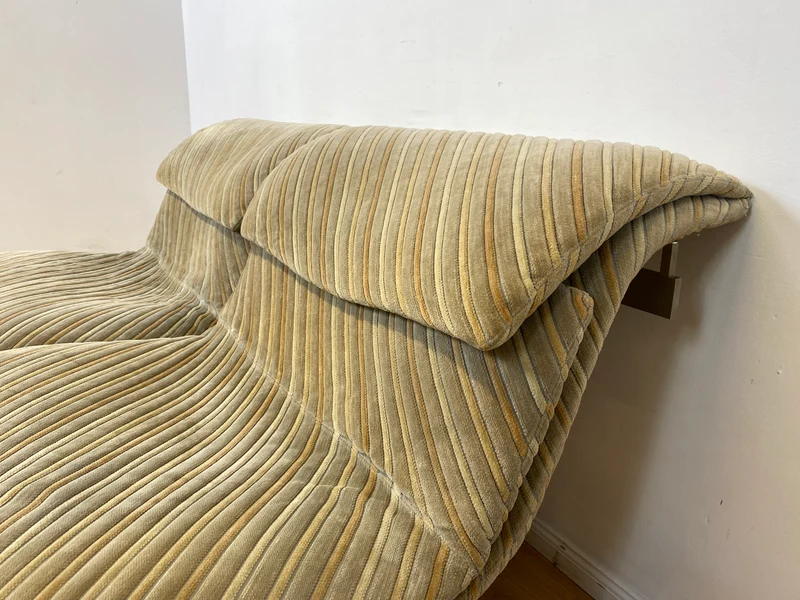 WMK I Ikonisches 70er Jahre Wave Sofa von Giovanni Offredi für Saporiti Italia auf Chrom Gestell und in Originalbezug