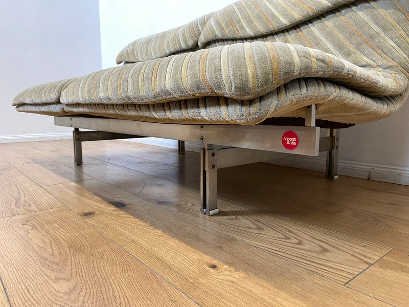 WMK I Ikonisches 70er Jahre Wave Sofa von Giovanni Offredi für Saporiti Italia auf Chrom Gestell und in Originalbezug