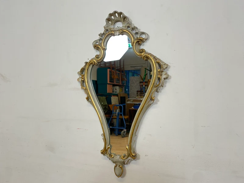WMK I 1/2 Prunkvoller handbemalter Nachttisch im Rokoko Stil mit Wandspiegel I Italien 1930–50