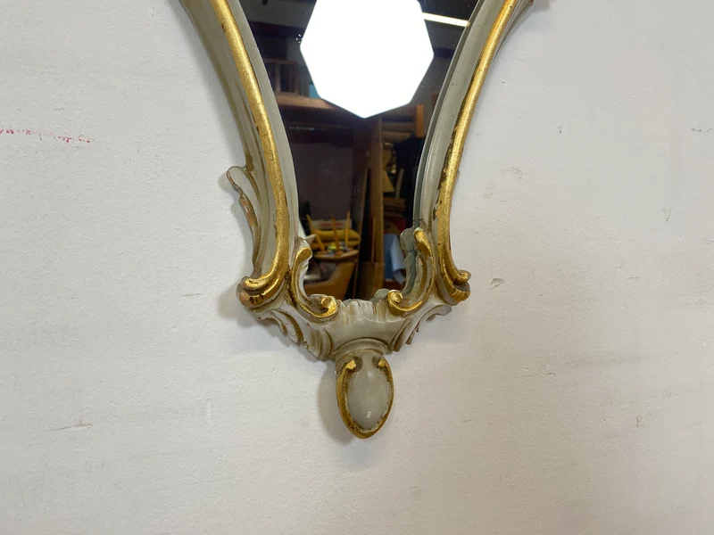 WMK I 1/2 Prunkvoller handbemalter Nachttisch im Rokoko Stil mit Wandspiegel I Italien 1930–50