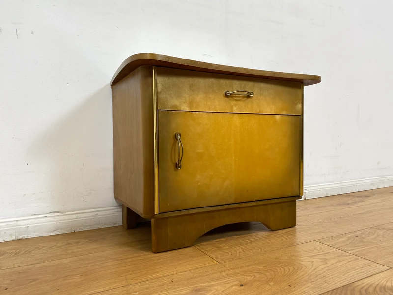 WMK I Formschöner Mid-Century Nachttisch mit Schublade & Messinggriffen