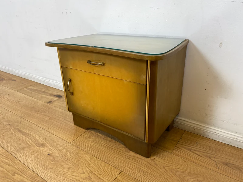 WMK I Formschöner Mid-Century Nachttisch mit Schublade & Messinggriffen