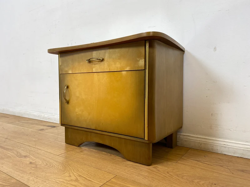 WMK I Formschöner Mid-Century Nachttisch mit Schublade & Messinggriffen
