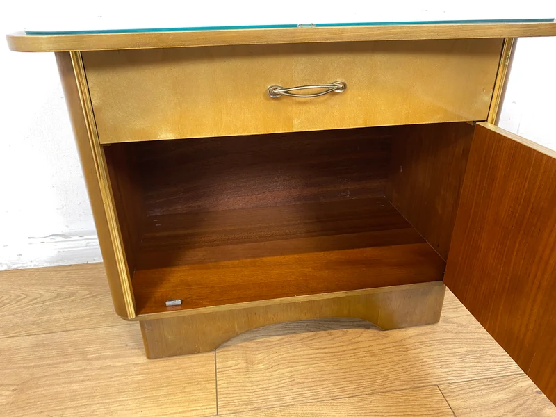 WMK I Formschöner Mid-Century Nachttisch mit Schublade & Messinggriffen