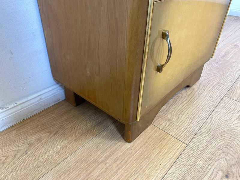 WMK I Formschöner Mid-Century Nachttisch mit Schublade & Messinggriffen