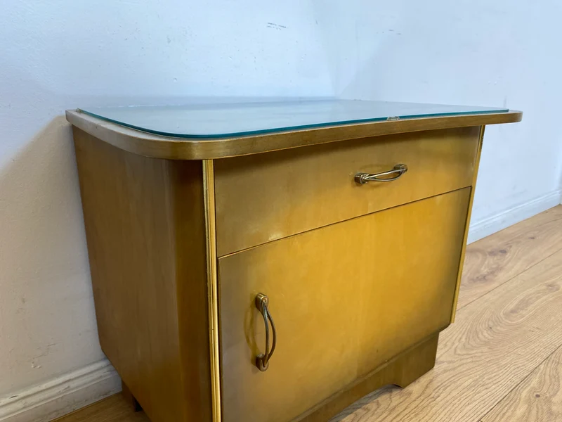WMK I Formschöner Mid-Century Nachttisch mit Schublade & Messinggriffen