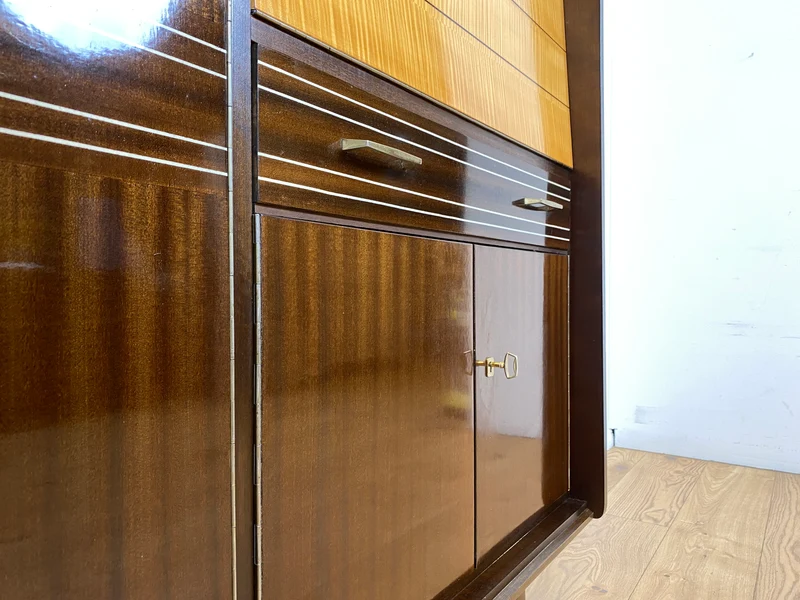 WMK I Stilvoller und geräumiger dunkler Mid-Century Wohnzimmerschrank mit Bar Fach