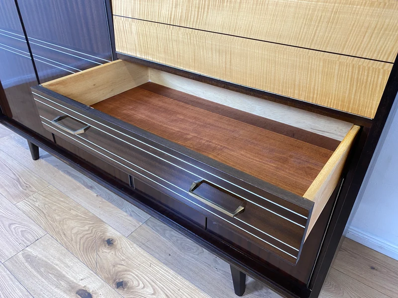 WMK I Stilvoller und geräumiger dunkler Mid-Century Wohnzimmerschrank mit Bar Fach