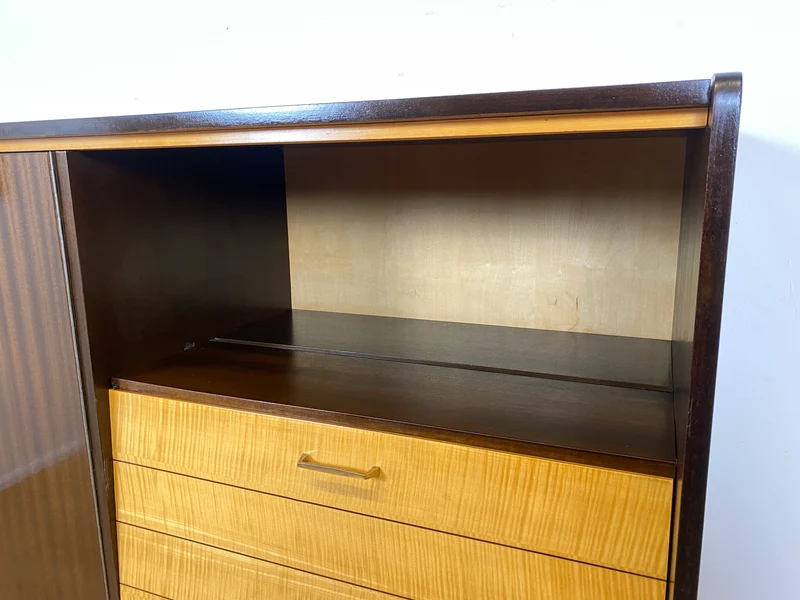 WMK I Stilvoller und geräumiger dunkler Mid-Century Wohnzimmerschrank mit Bar Fach