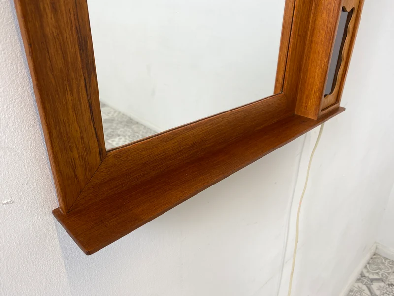 WMK I Einzigartiger skandinavischer 60er Jahre Wandspiegel aus Teakholz mit stimmungsvoller Beleuchtung