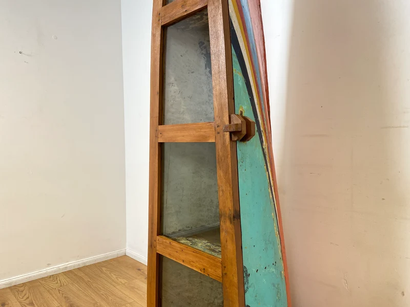 Boatwood by WMK I Einzigartige Vitrine handgefertigt aus altem Fischerboot