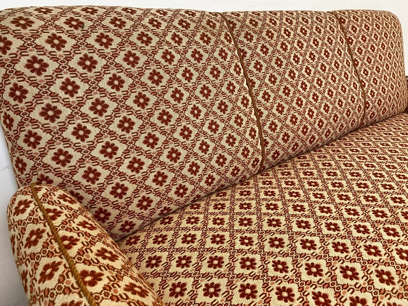 WMK I Besonders schönes und sehr gut erhaltenes antikes Sofa mit grandiosem Bezug und bequemen Federkern, um 1890