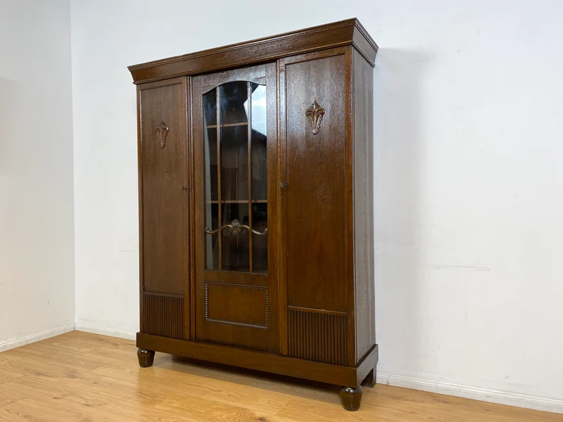 WMK I Schöner und gut erhaltener antiker Schrank aus vollem Holz
