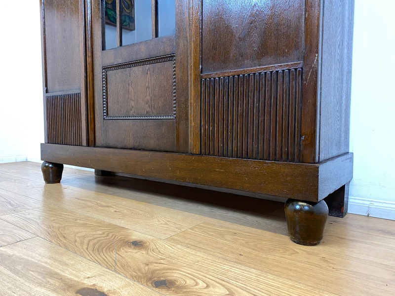 WMK I Schöner und gut erhaltener antiker Schrank aus vollem Holz