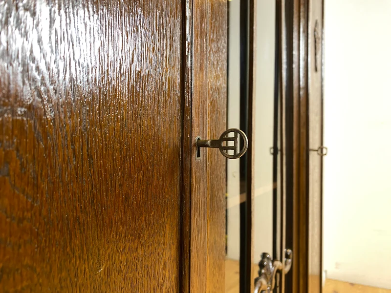 WMK I Schöner und gut erhaltener antiker Schrank aus vollem Holz