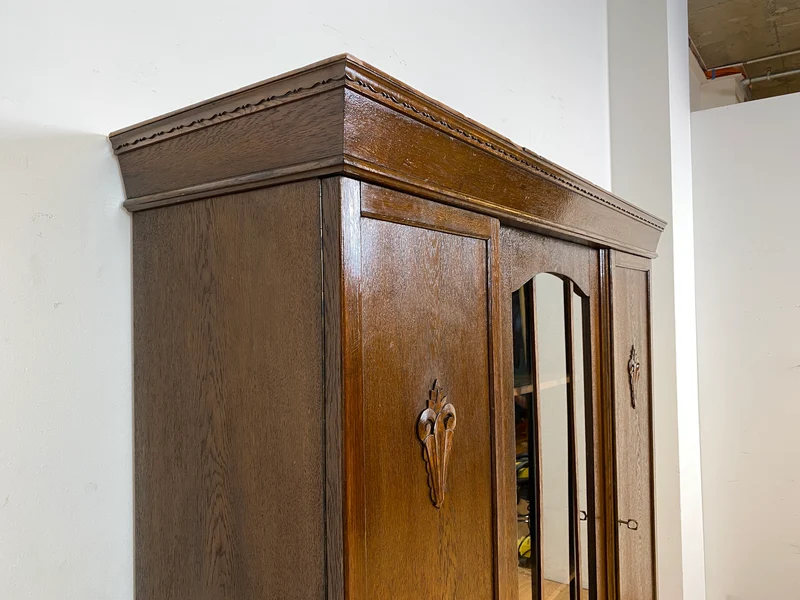 WMK I Schöner und gut erhaltener antiker Schrank aus vollem Holz