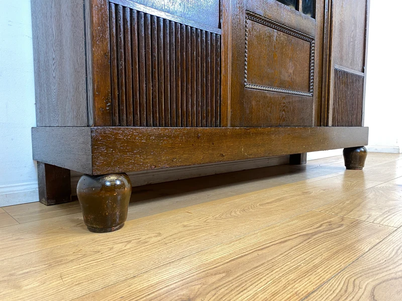 WMK I Schöner und gut erhaltener antiker Schrank aus vollem Holz