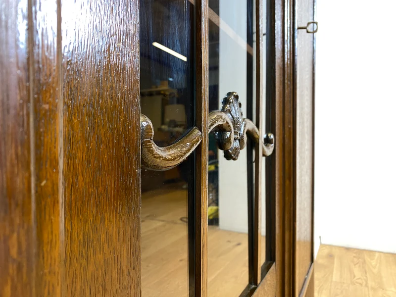 WMK I Schöner und gut erhaltener antiker Schrank aus vollem Holz
