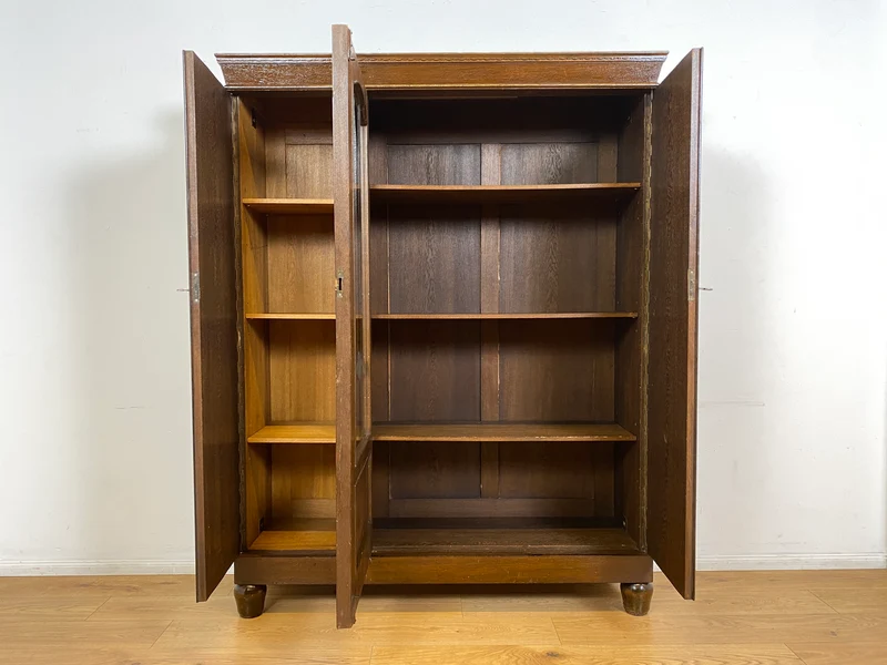 WMK I Schöner und gut erhaltener antiker Schrank aus vollem Holz