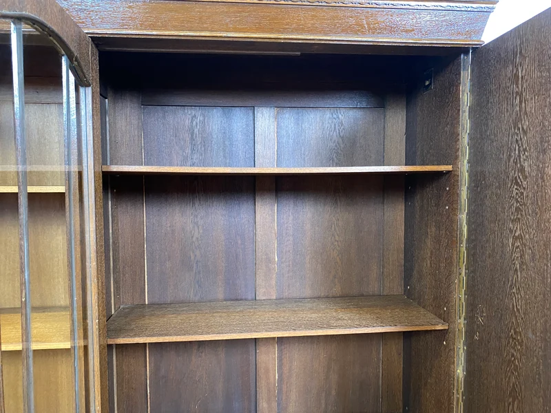 WMK I Schöner und gut erhaltener antiker Schrank aus vollem Holz