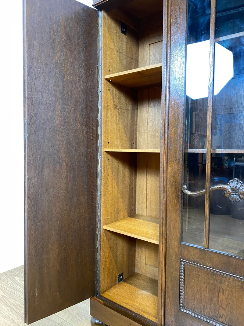 WMK I Schöner und gut erhaltener antiker Schrank aus vollem Holz