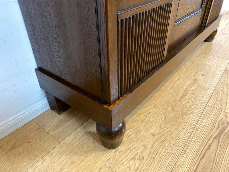 WMK I Schöner und gut erhaltener antiker Schrank aus vollem Holz