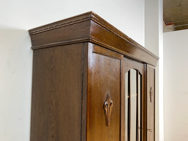 WMK I Schöner und gut erhaltener antiker Schrank aus vollem Holz