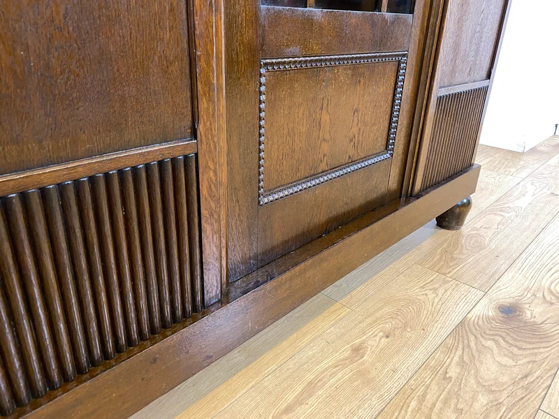 WMK I Schöner und gut erhaltener antiker Schrank aus vollem Holz