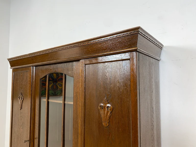 WMK I Schöner und gut erhaltener antiker Schrank aus vollem Holz