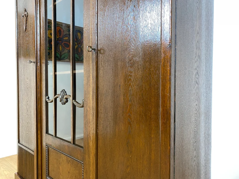 WMK I Schöner und gut erhaltener antiker Schrank aus vollem Holz