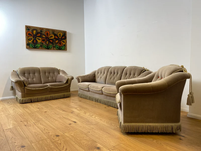WMK I Äußerst gemütliches Vintage Sofa mit samtartigen beigen Originalbezug, Fransen & ausklappbaren Armlehnen