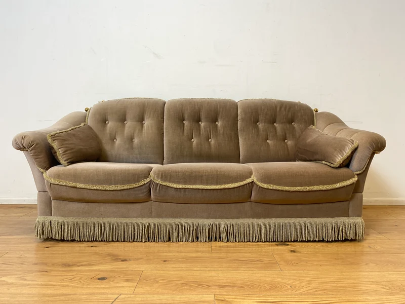 WMK I Äußerst gemütliches Vintage Sofa mit samtartigen beigen Originalbezug, Fransen & ausklappbaren Armlehnen