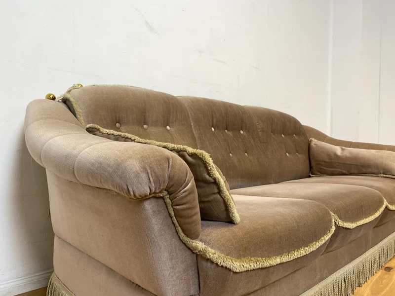 WMK I Äußerst gemütliches Vintage Sofa mit samtartigen beigen Originalbezug, Fransen & ausklappbaren Armlehnen