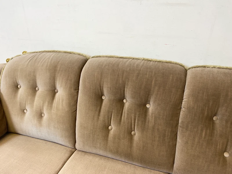 WMK I Äußerst gemütliches Vintage Sofa mit samtartigen beigen Originalbezug, Fransen & ausklappbaren Armlehnen