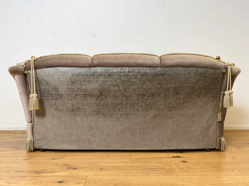 WMK I Äußerst gemütliches Vintage Sofa mit samtartigen beigen Originalbezug, Fransen & ausklappbaren Armlehnen