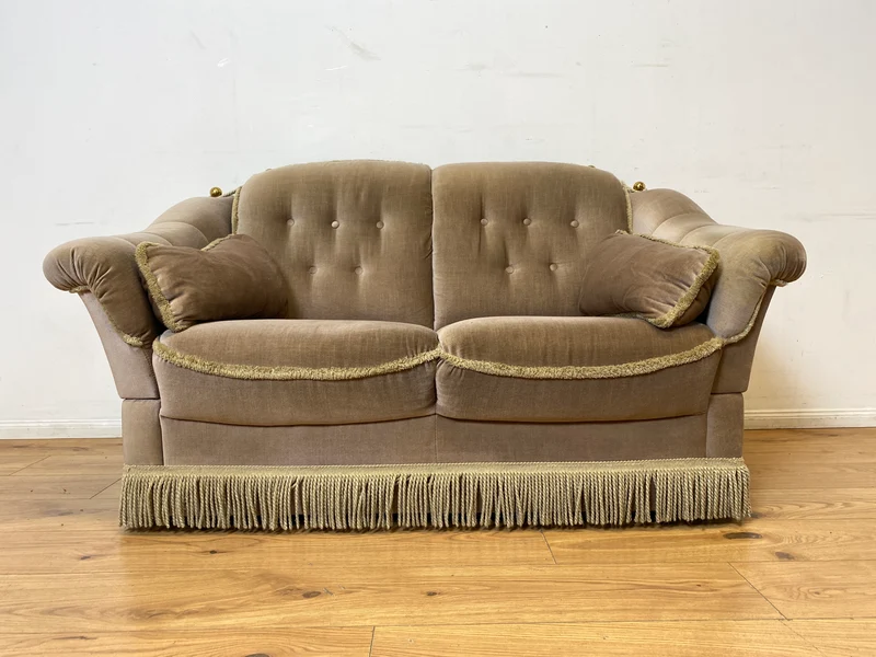 WMK I Äußerst gemütliches Vintage Sofa mit samtartigen beigen Originalbezug, Fransen & ausklappbaren Armlehnen