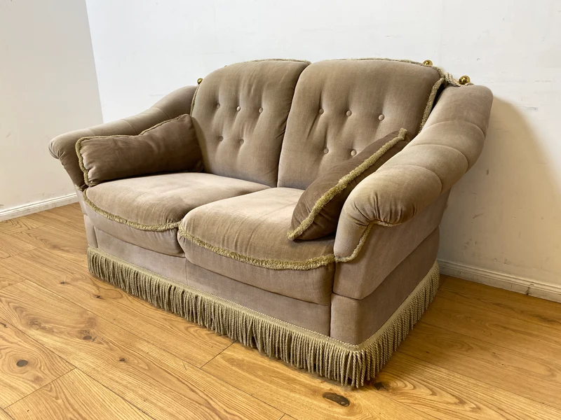 WMK I Äußerst gemütliches Vintage Sofa mit samtartigen beigen Originalbezug, Fransen & ausklappbaren Armlehnen