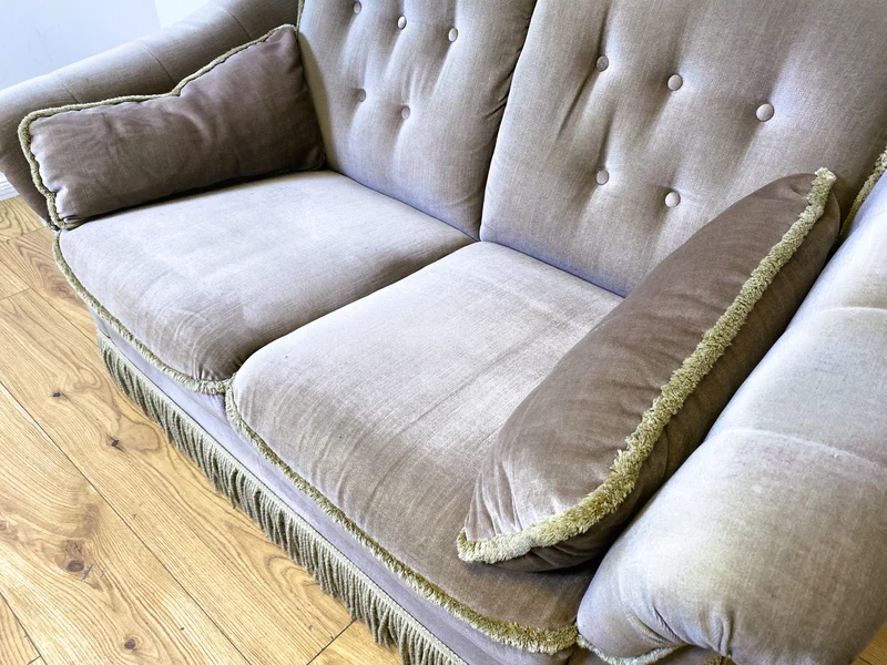 WMK I Äußerst gemütliches Vintage Sofa mit samtartigen beigen Originalbezug, Fransen & ausklappbaren Armlehnen