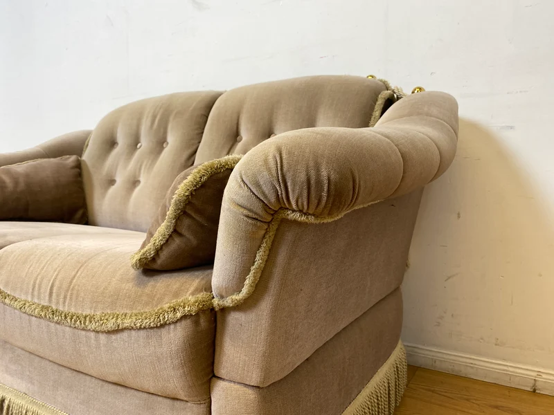 WMK I Äußerst gemütliches Vintage Sofa mit samtartigen beigen Originalbezug, Fransen & ausklappbaren Armlehnen