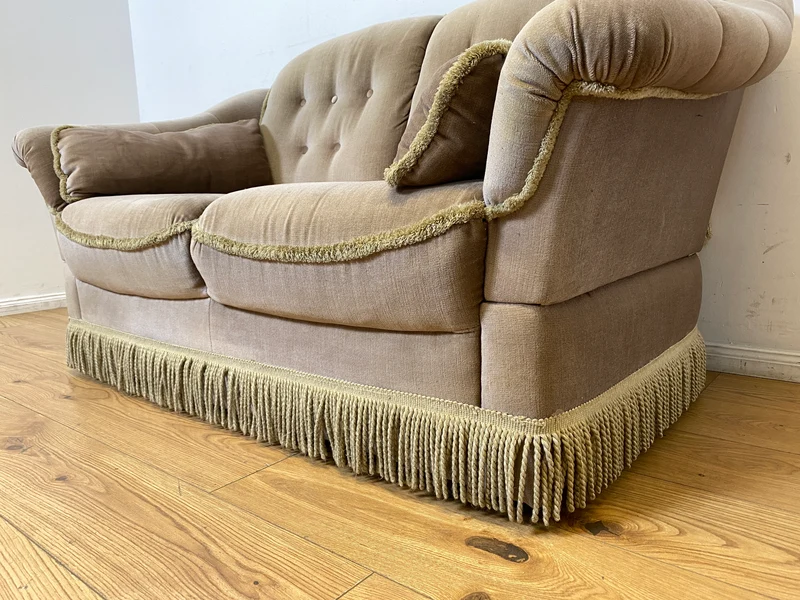 WMK I Äußerst gemütliches Vintage Sofa mit samtartigen beigen Originalbezug, Fransen & ausklappbaren Armlehnen
