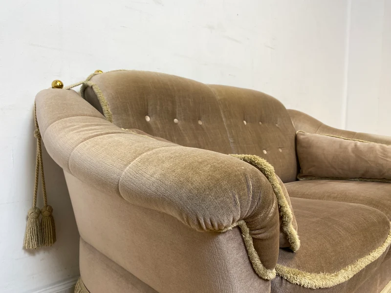 WMK I Äußerst gemütliches Vintage Sofa mit samtartigen beigen Originalbezug, Fransen & ausklappbaren Armlehnen