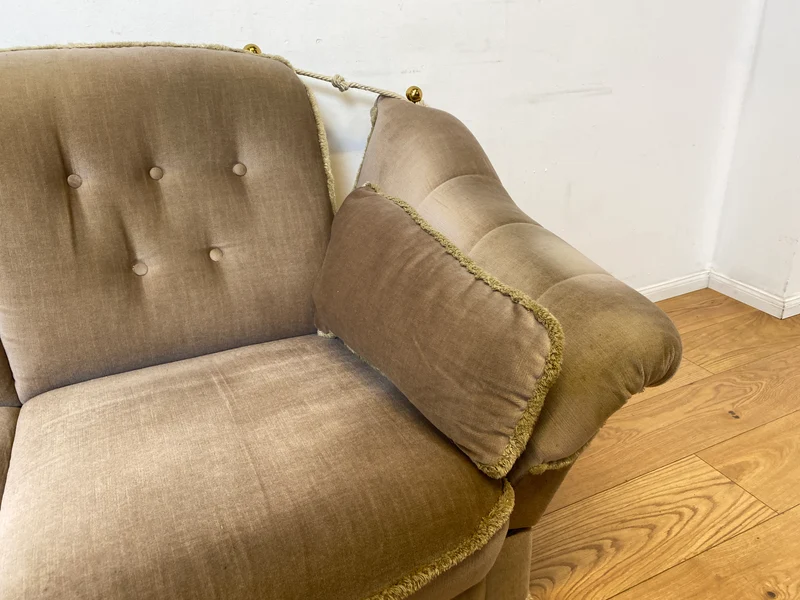 WMK I Äußerst gemütliches Vintage Sofa mit samtartigen beigen Originalbezug, Fransen & ausklappbaren Armlehnen