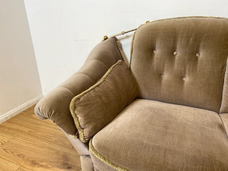 WMK I Äußerst gemütliches Vintage Sofa mit samtartigen beigen Originalbezug, Fransen & ausklappbaren Armlehnen