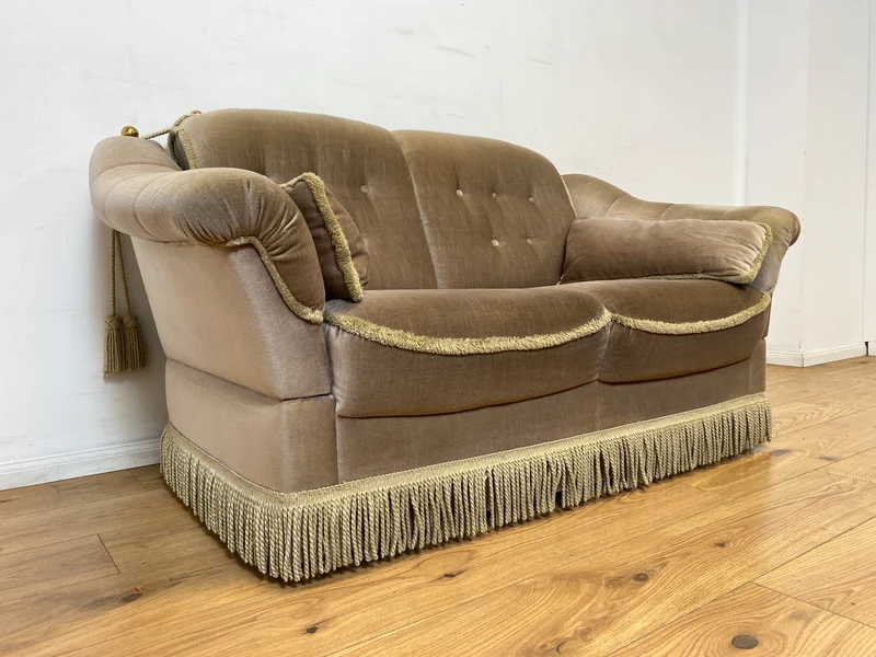 WMK I Äußerst gemütliches Vintage Sofa mit samtartigen beigen Originalbezug, Fransen & ausklappbaren Armlehnen