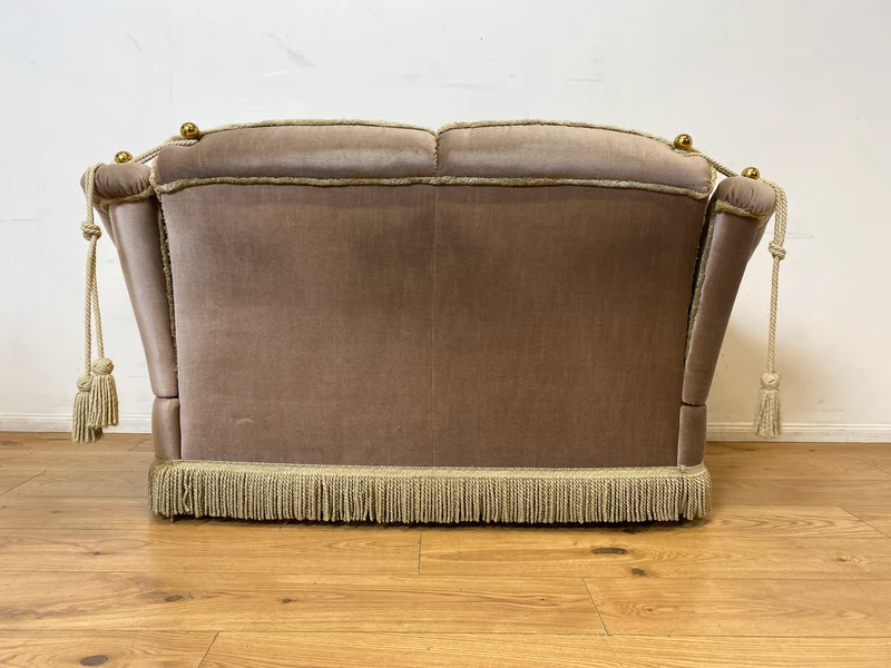 WMK I Äußerst gemütliches Vintage Sofa mit samtartigen beigen Originalbezug, Fransen & ausklappbaren Armlehnen
